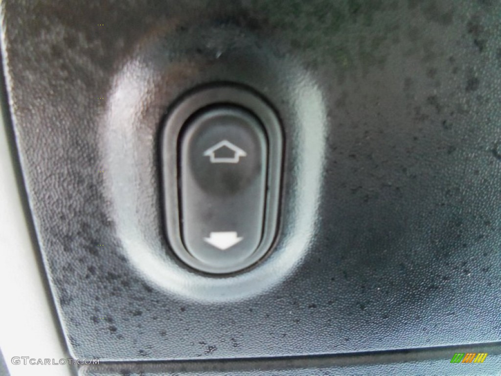 2004 Mountaineer V8 Premier AWD - Ceramic White Pearl / Midnight Grey photo #22