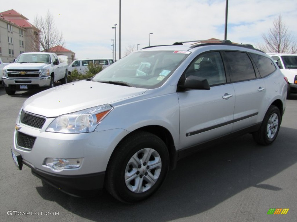 2010 Traverse LS AWD - Silver Ice Metallic / Dark Gray/Light Gray photo #3