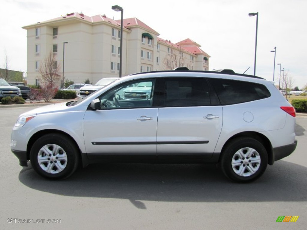 2010 Traverse LS AWD - Silver Ice Metallic / Dark Gray/Light Gray photo #4