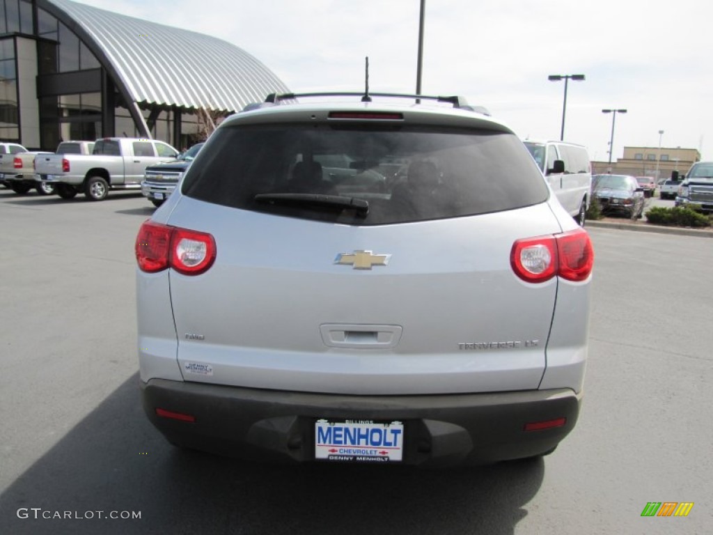 2010 Traverse LS AWD - Silver Ice Metallic / Dark Gray/Light Gray photo #6