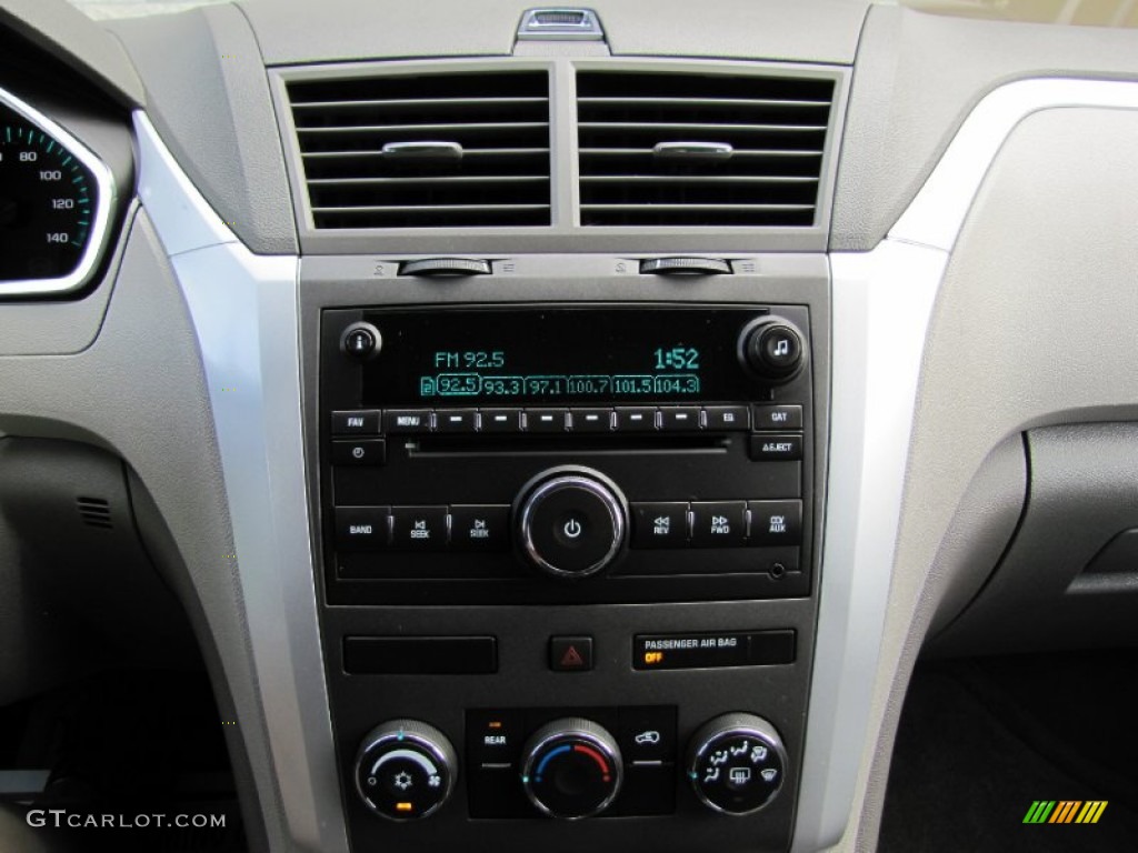 2010 Traverse LS AWD - Silver Ice Metallic / Dark Gray/Light Gray photo #16