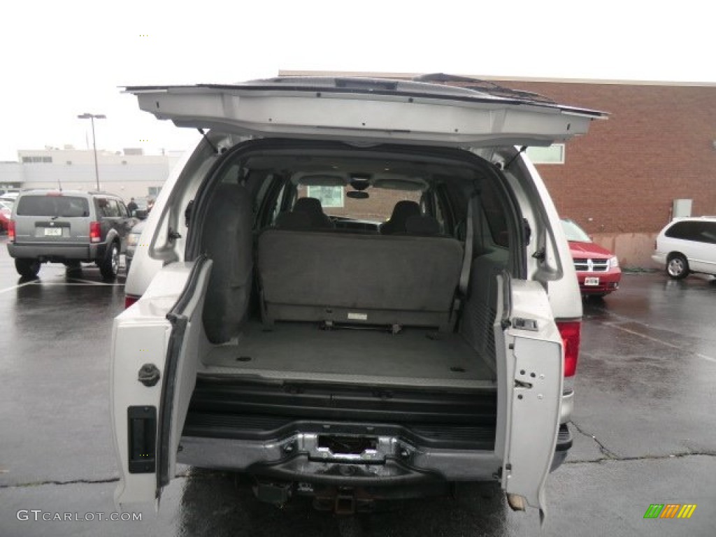 2003 Ford Excursion XLT 4x4 Trunk Photo #63854707