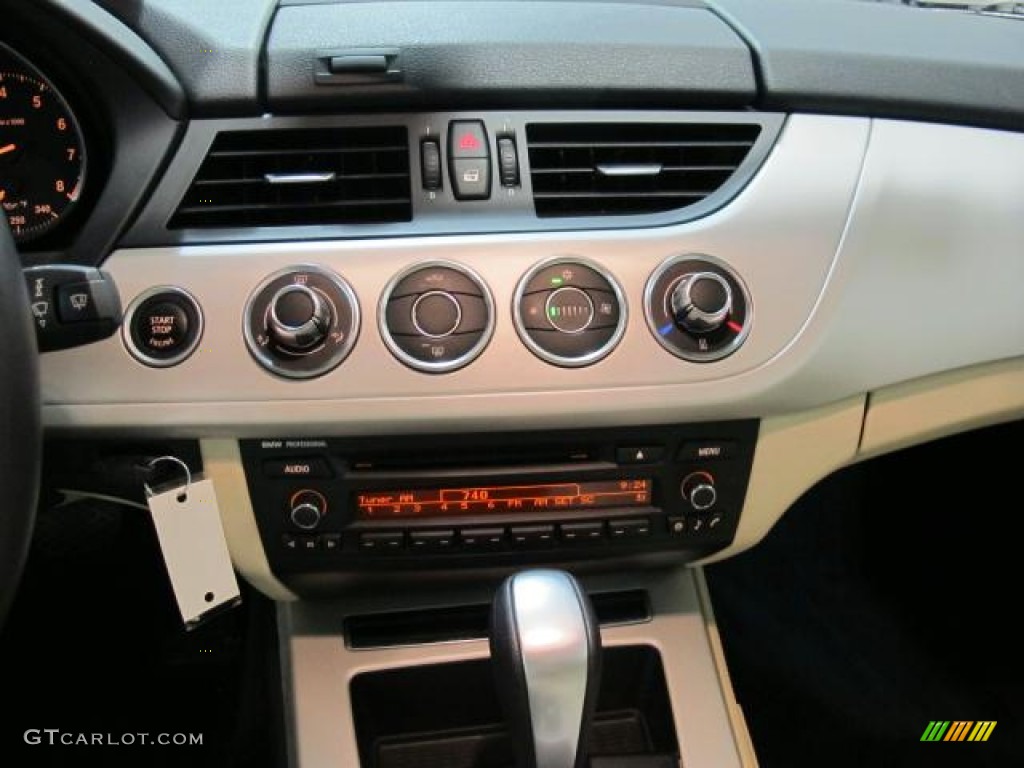 2010 BMW Z4 sDrive30i Roadster Controls Photo #63868187