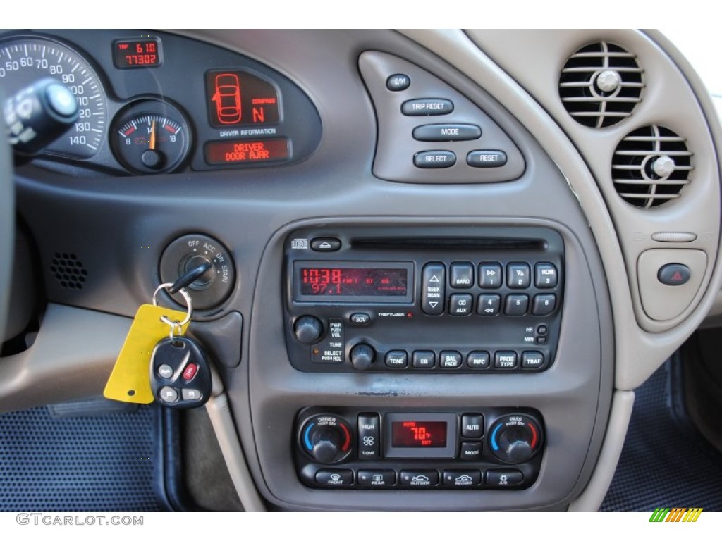2004 Pontiac Bonneville SLE Controls Photo #63885980