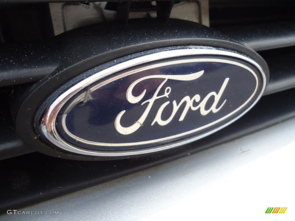 2004 Ford Focus SE Sedan Marks and Logos Photos