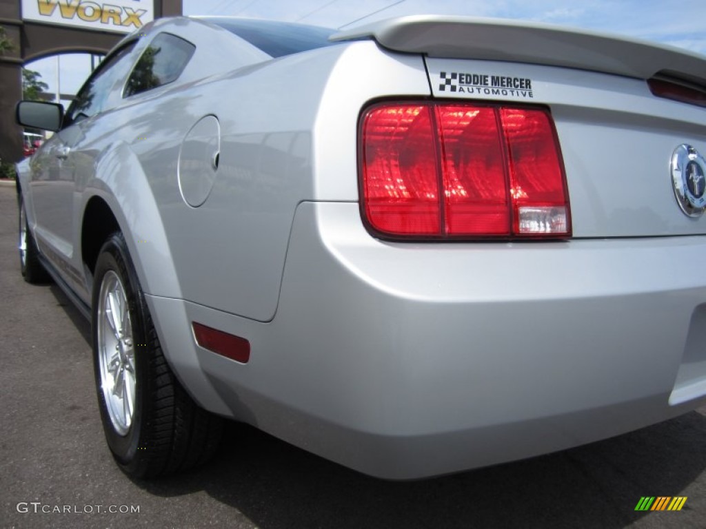 2007 Mustang V6 Deluxe Coupe - Satin Silver Metallic / Light Graphite photo #16