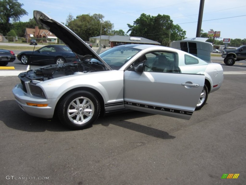 2007 Mustang V6 Deluxe Coupe - Satin Silver Metallic / Light Graphite photo #23