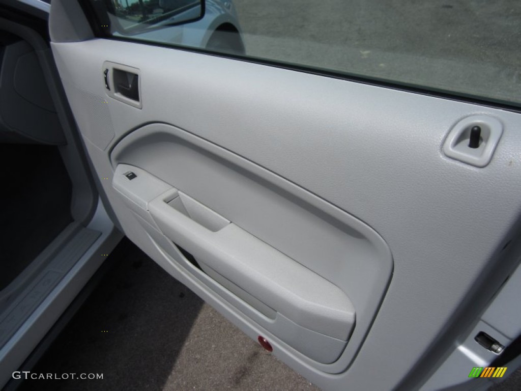 2007 Mustang V6 Deluxe Coupe - Satin Silver Metallic / Light Graphite photo #26