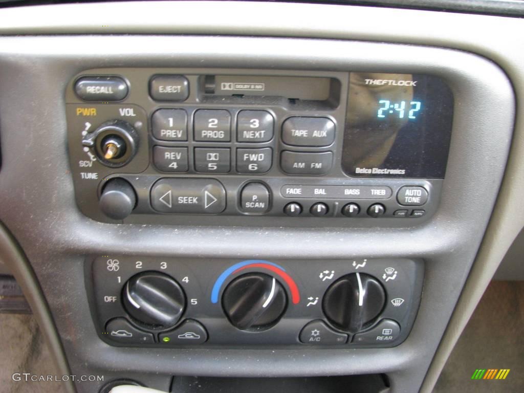 1998 Chevrolet Malibu Sedan Controls Photo #6391948