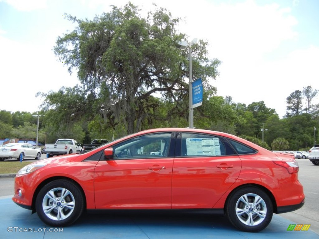 2012 Focus SE Sport Sedan - Race Red / Two-Tone Sport photo #2