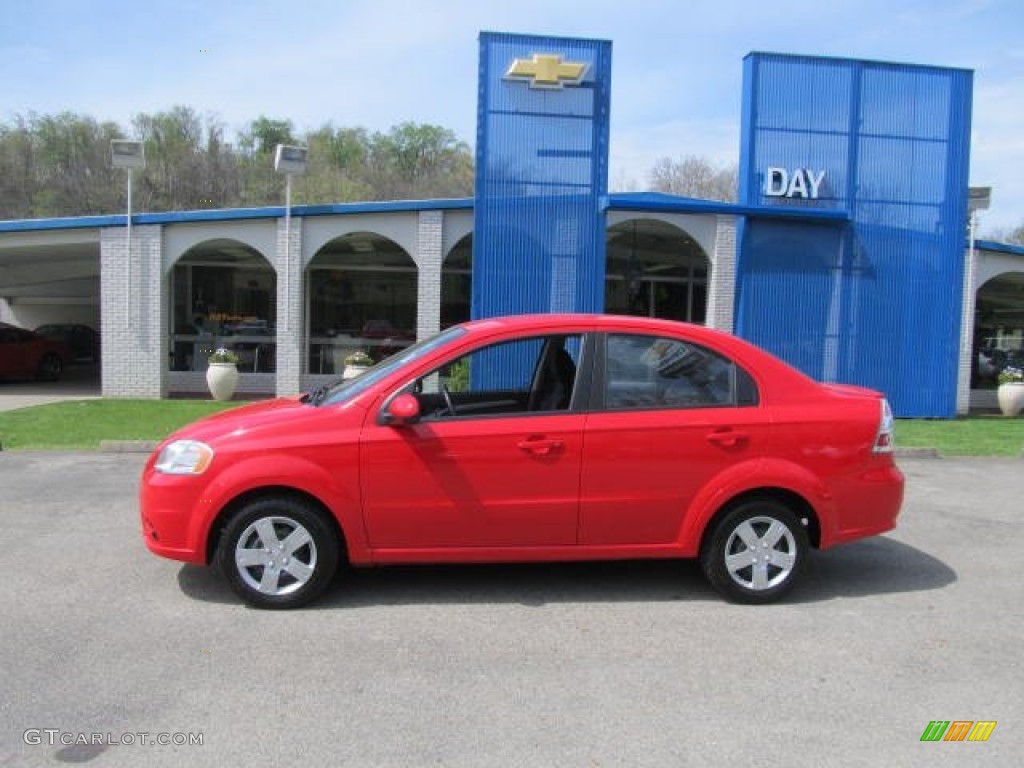 2010 Aveo LT Sedan - Victory Red / Charcoal photo #2