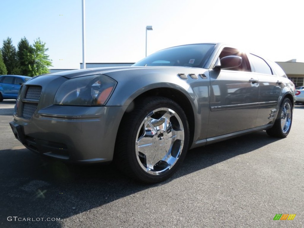 2005 Magnum SXT - Mineral Gray Metallic / Dark Slate Gray/Light Graystone photo #1