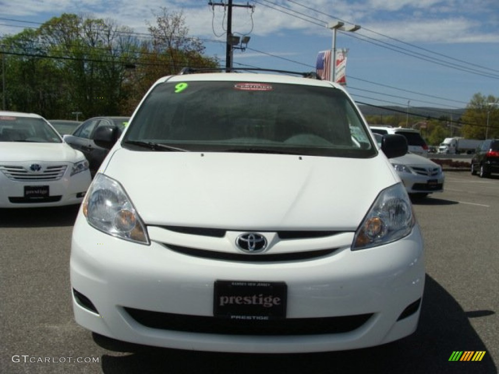 2009 Sienna LE - Super White / Stone photo #2