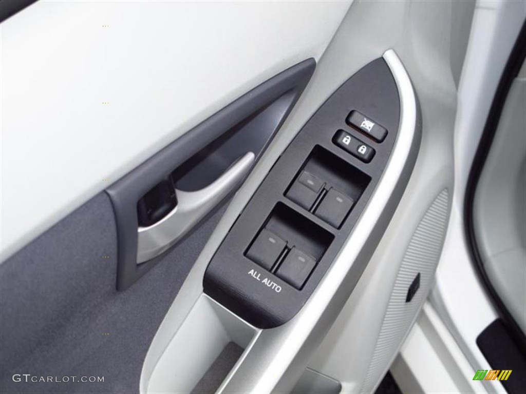2010 Prius Hybrid III - Blizzard White Pearl / Misty Gray photo #15