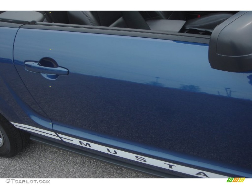 2006 Mustang V6 Premium Convertible - Vista Blue Metallic / Dark Charcoal photo #17