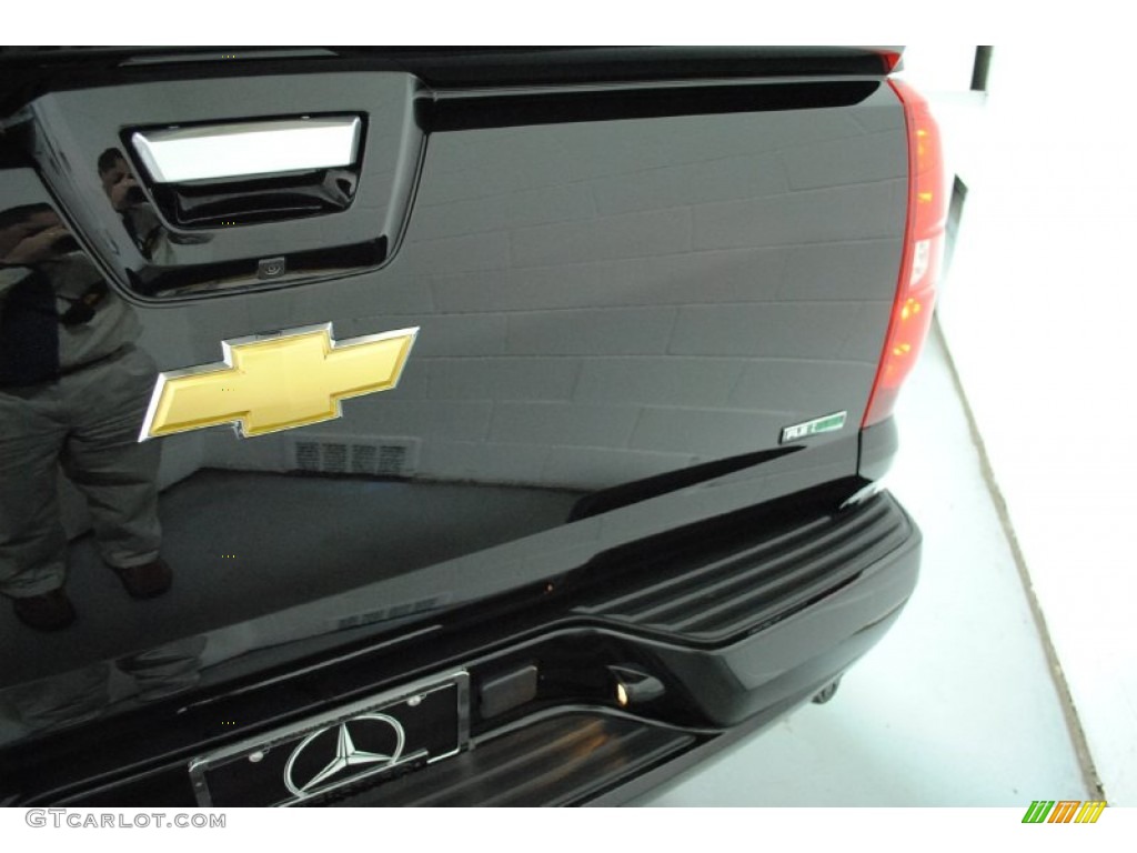 2011 Avalanche LTZ 4x4 - Black / Ebony photo #21