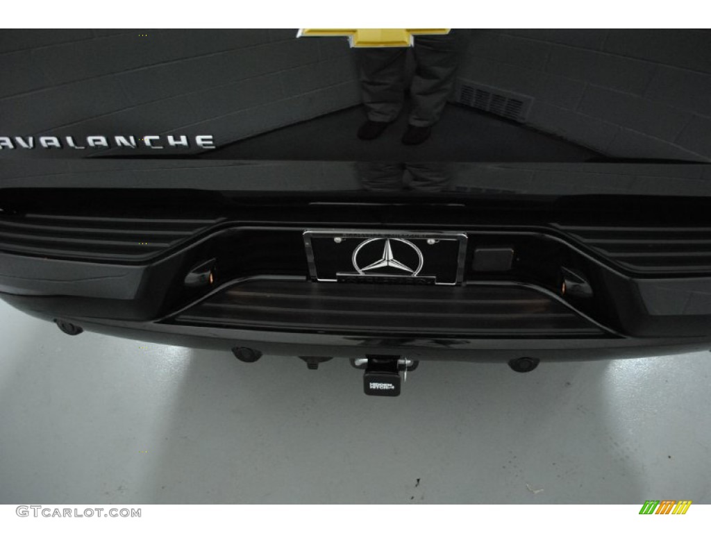 2011 Avalanche LTZ 4x4 - Black / Ebony photo #23