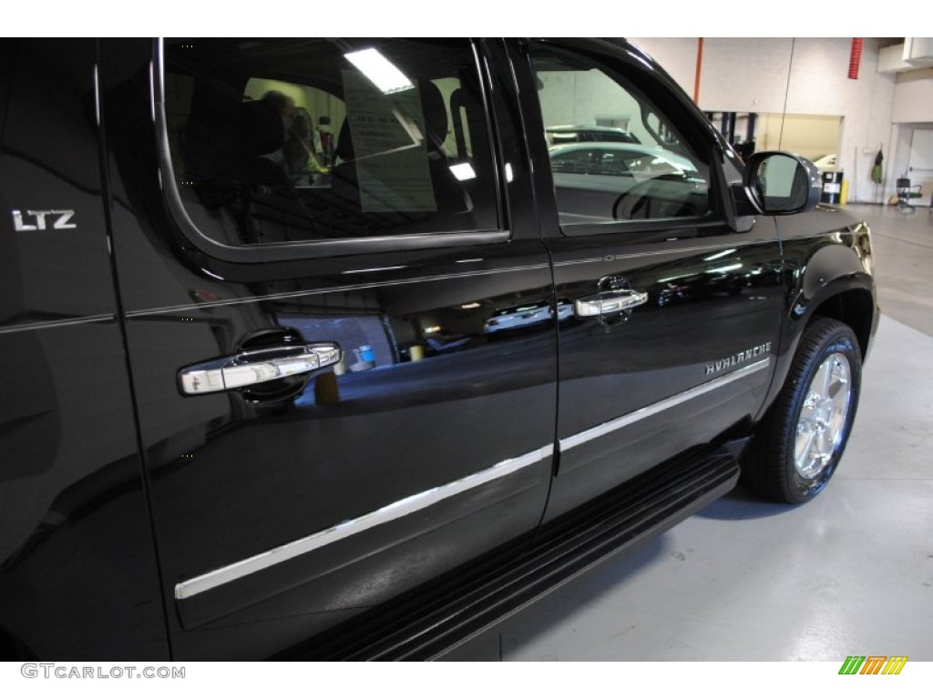 2011 Avalanche LTZ 4x4 - Black / Ebony photo #26