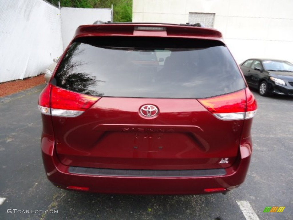 2011 Sienna LE AWD - Salsa Red Pearl / Light Gray photo #3