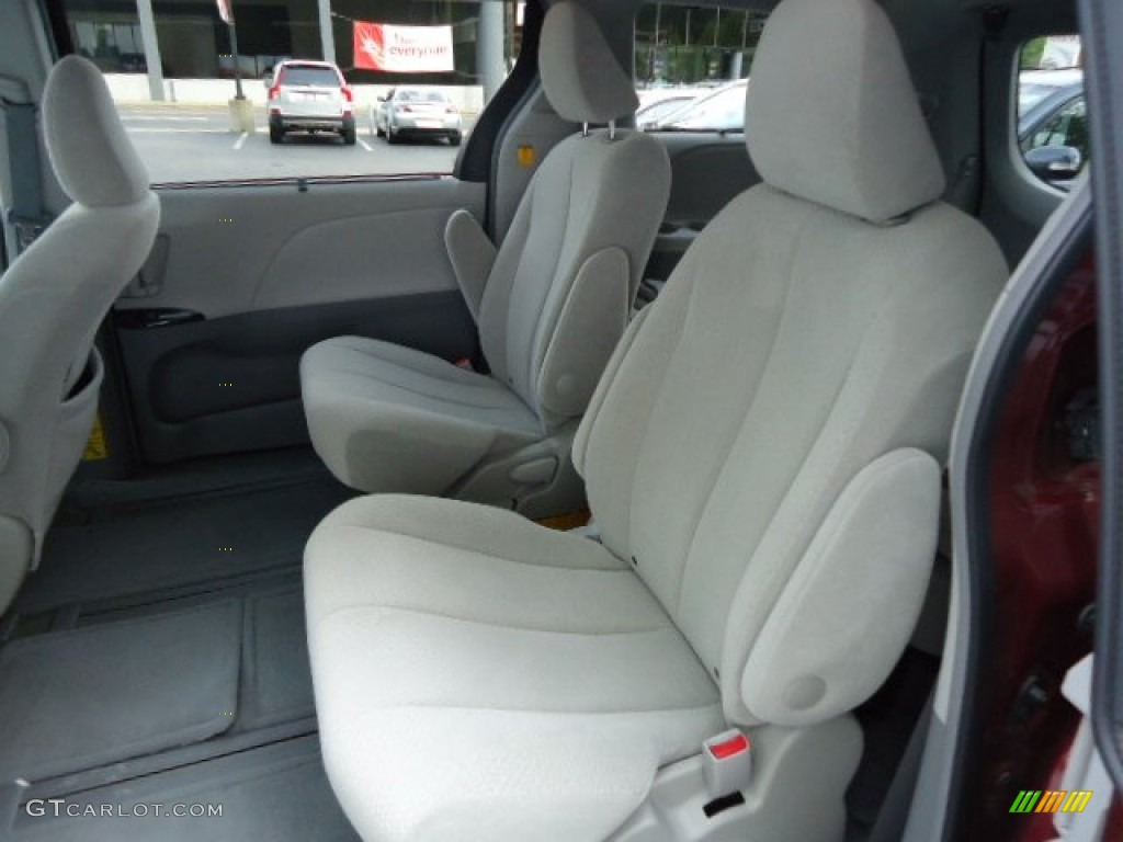 2011 Sienna LE AWD - Salsa Red Pearl / Light Gray photo #11