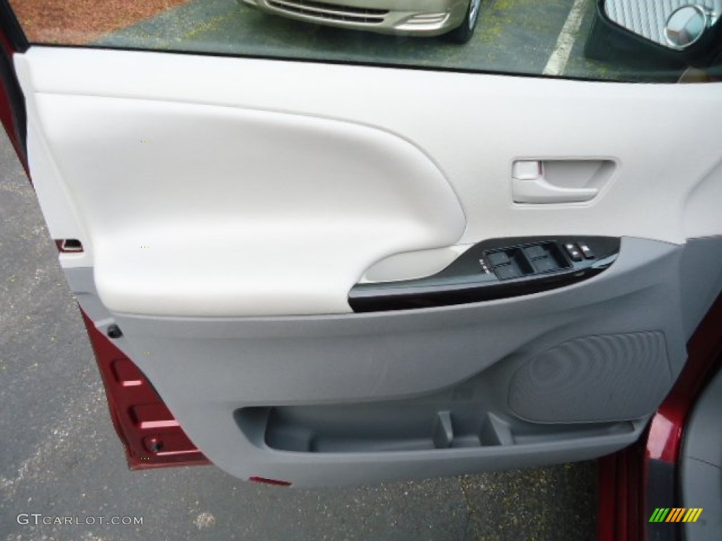 2011 Sienna LE AWD - Salsa Red Pearl / Light Gray photo #14