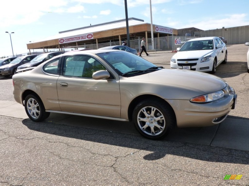 2002 Alero GLS Coupe - Sandstone Metallic / Neutral photo #2