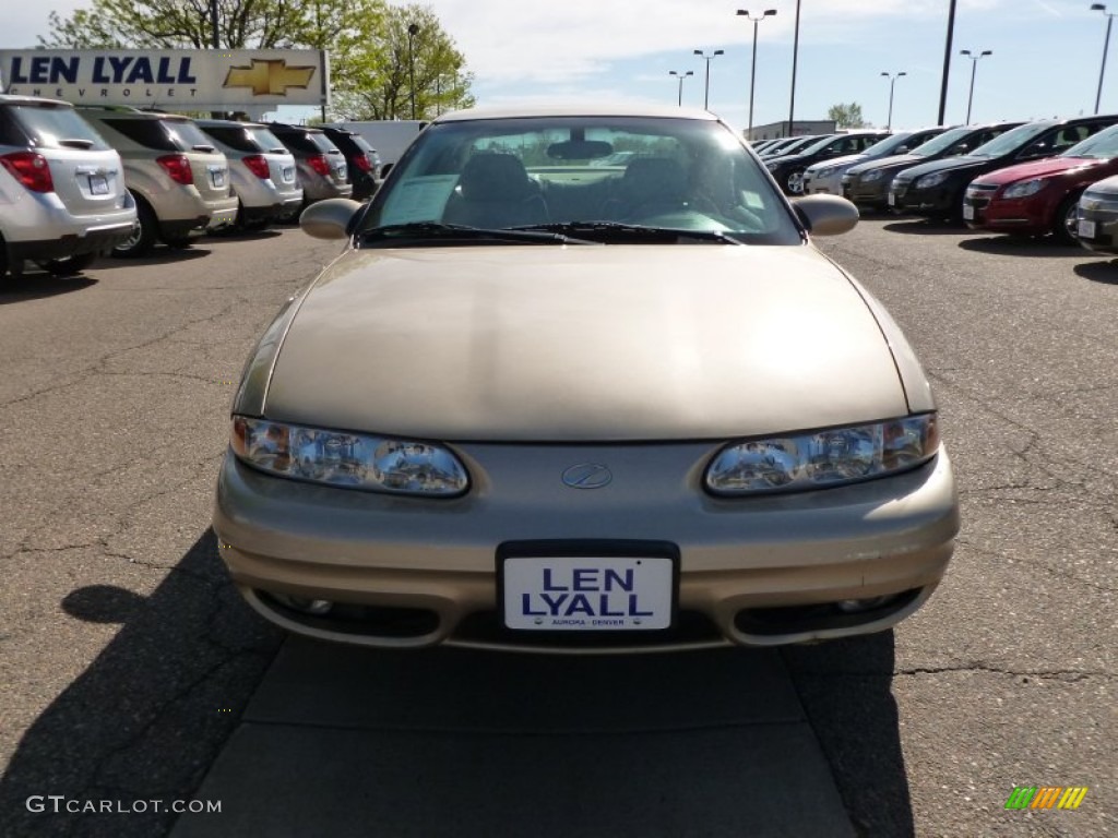 2002 Alero GLS Coupe - Sandstone Metallic / Neutral photo #3