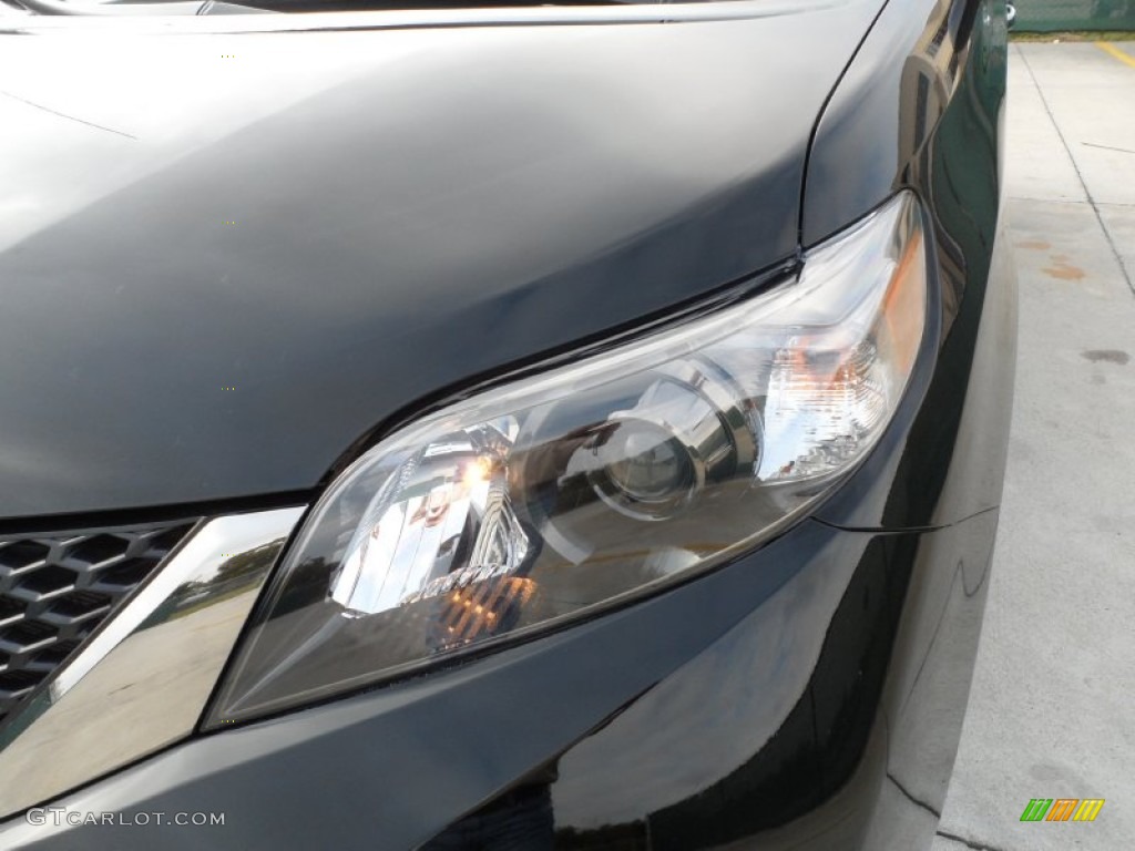 2011 Sienna SE - Black / Dark Charcoal photo #9