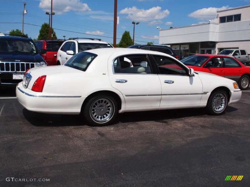 2001 Town Car Cartier - Ivory Parchment Tri Coat / Medium Parchment photo #3