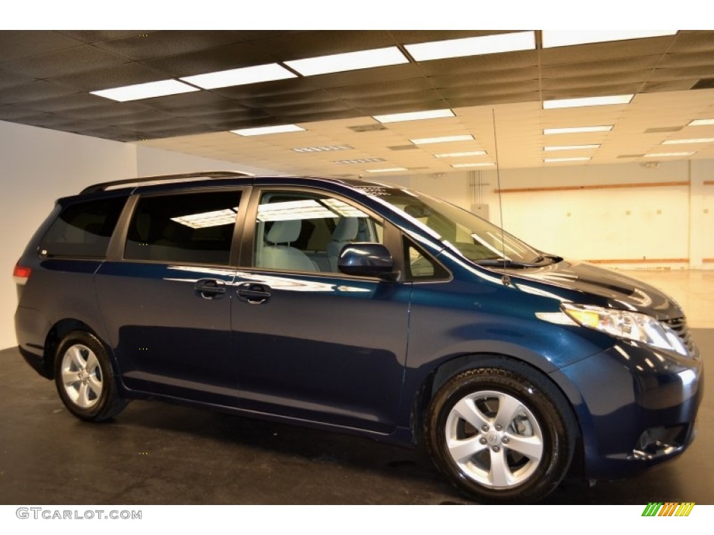 2011 Sienna LE - South Pacific Blue Pearl / Light Gray photo #6