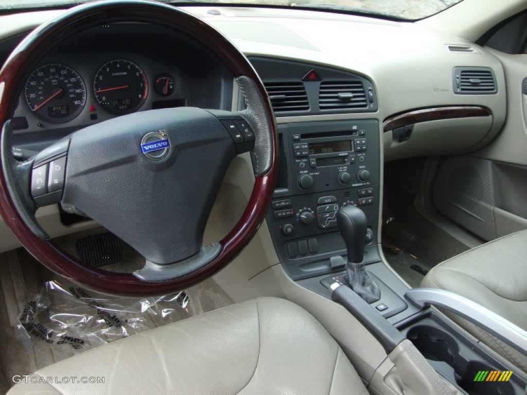 2003 XC70 AWD - White / Taupe photo #21