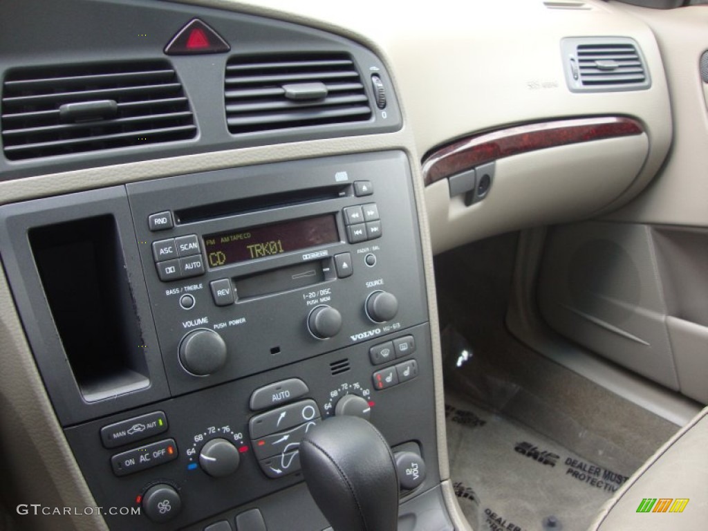 2003 XC70 AWD - White / Taupe photo #24