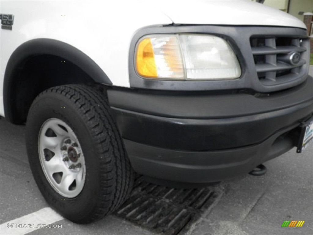 2002 F150 XL Regular Cab 4x4 - Oxford White / Medium Graphite photo #2