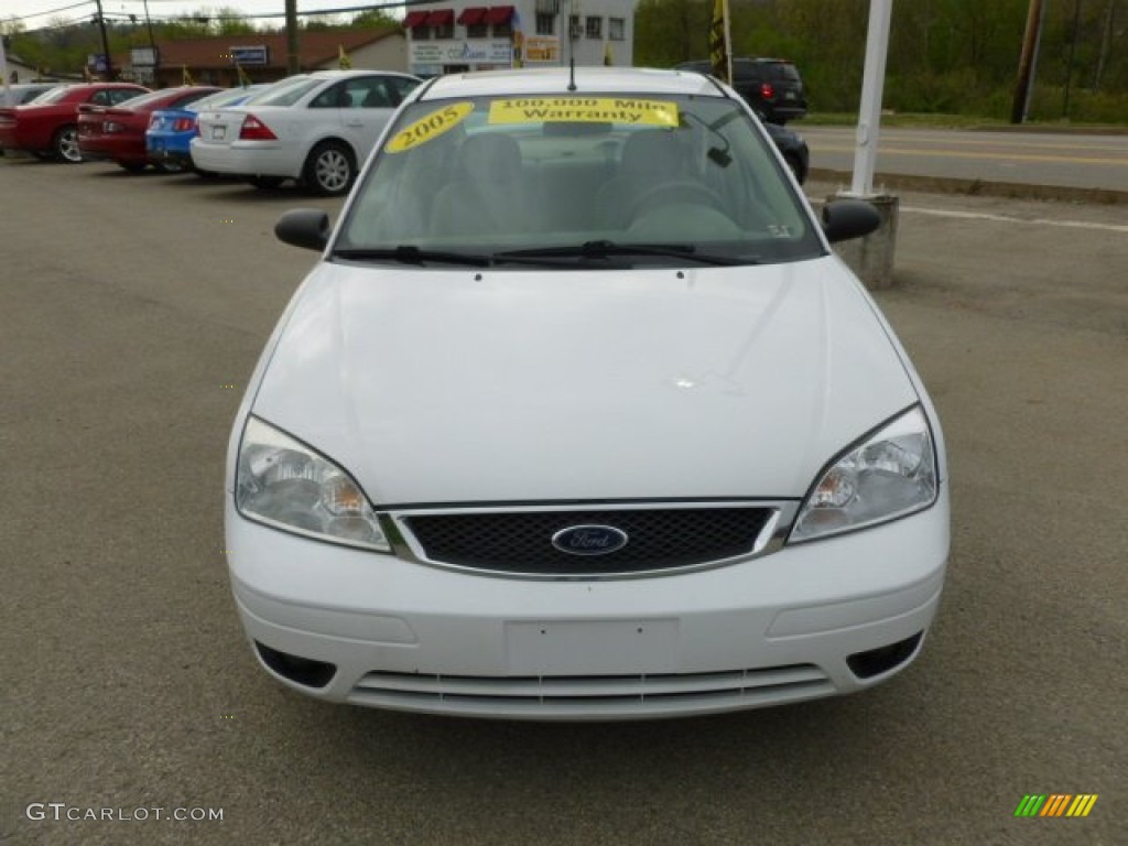 2005 Focus ZX4 SES Sedan - Cloud 9 White / Dark Pebble/Light Pebble photo #8