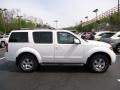 Avalanche White - Pathfinder SE 4x4 Photo No. 5