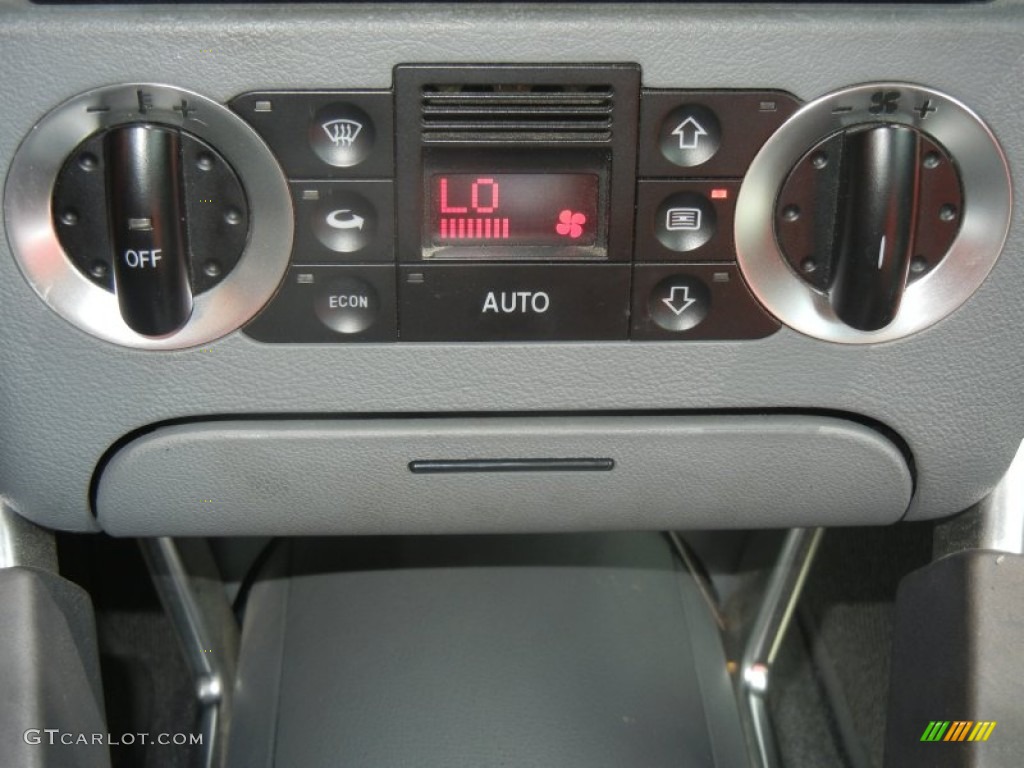 2003 Audi TT 1.8T quattro Coupe Controls Photos