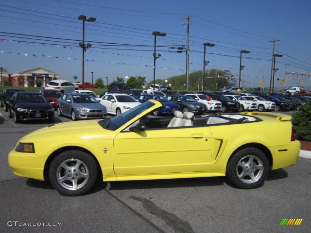 2003 Mustang V6 Convertible - Zinc Yellow / Medium Graphite photo #2