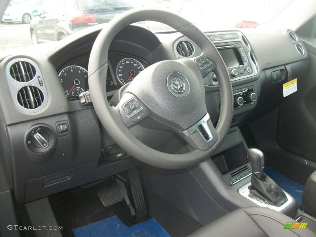 2012 Tiguan SE 4Motion - Deep Black Metallic / Black photo #7