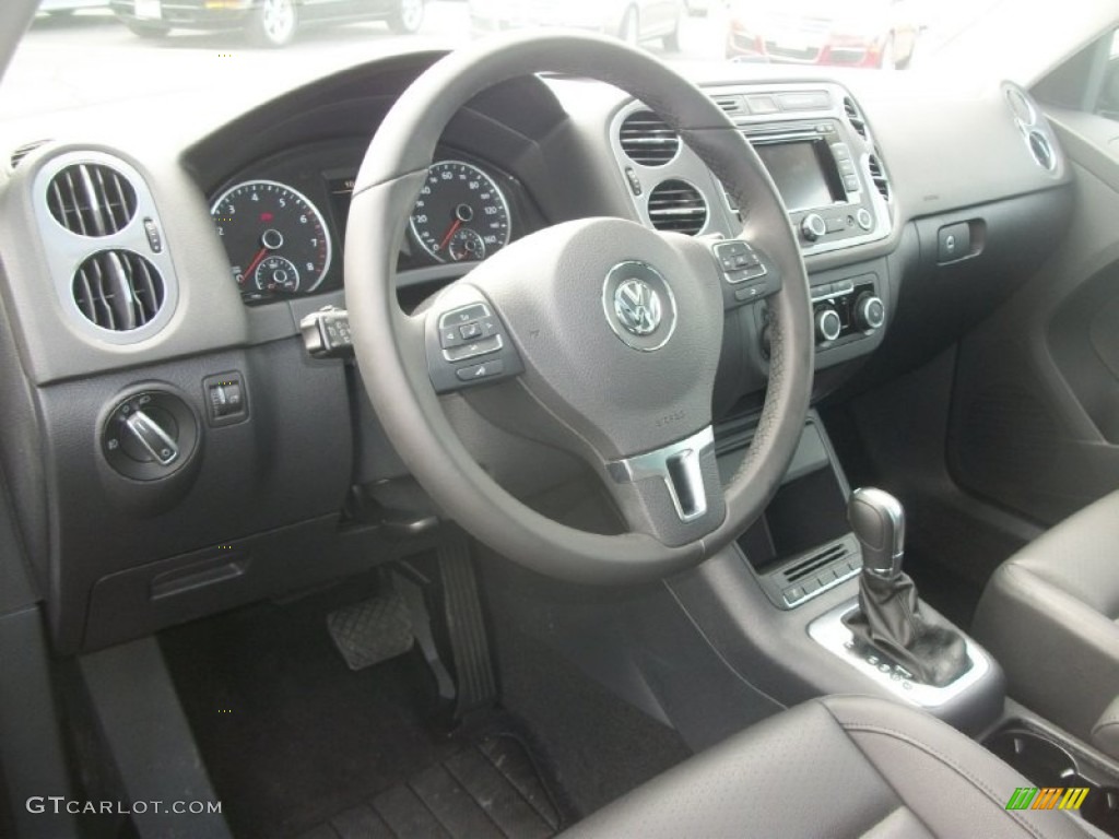 2012 Tiguan SE 4Motion - Deep Black Metallic / Black photo #7