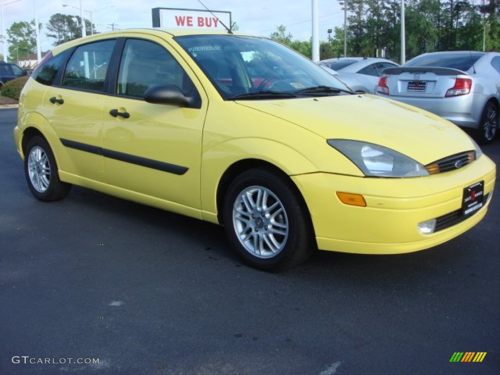 2003 Focus ZX5 Hatchback - Screaming Yellow / Medium Graphite photo #2