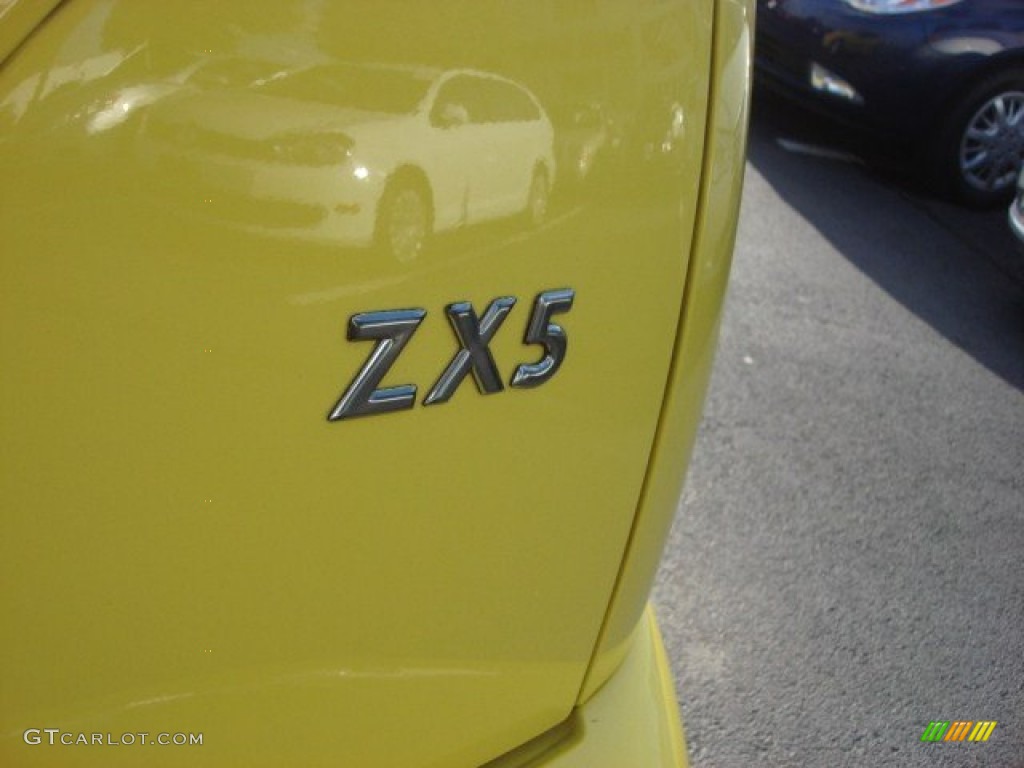 2003 Focus ZX5 Hatchback - Screaming Yellow / Medium Graphite photo #17