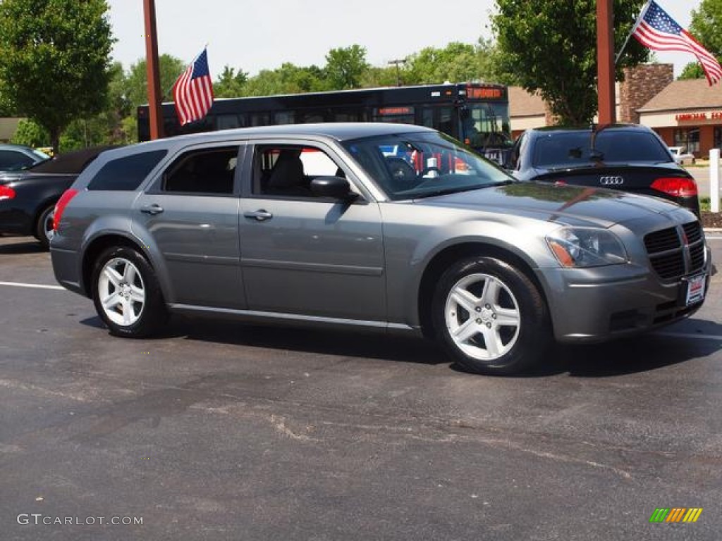 2005 Magnum SXT - Mineral Gray Metallic / Dark Slate Gray/Light Graystone photo #2