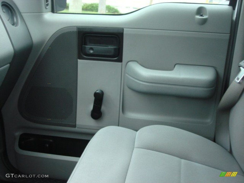 2006 F150 XL Regular Cab - Oxford White / Medium Flint photo #16