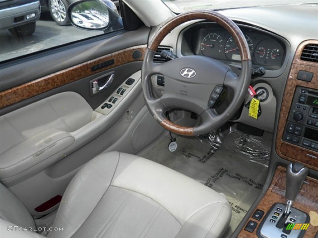 2004 XG350 Sedan - Black Obsidian / Gray photo #18