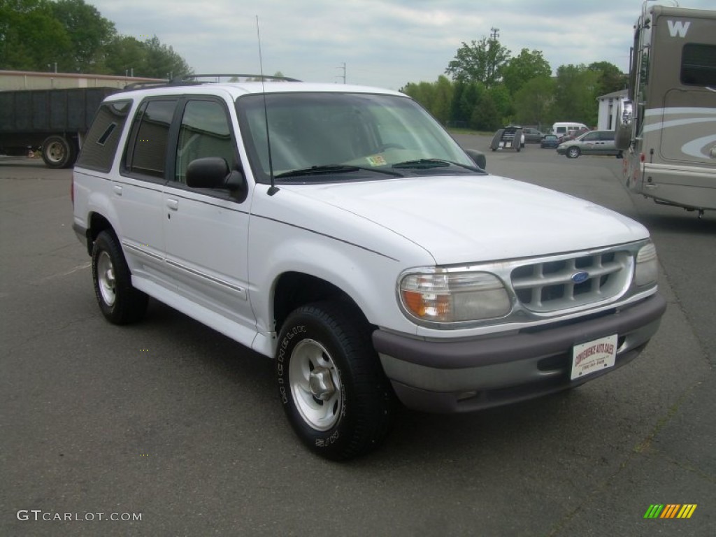 1997 Explorer XLT 4x4 - Oxford White / Medium Parchment photo #2