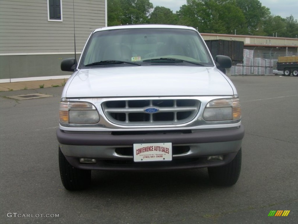 1997 Explorer XLT 4x4 - Oxford White / Medium Parchment photo #3