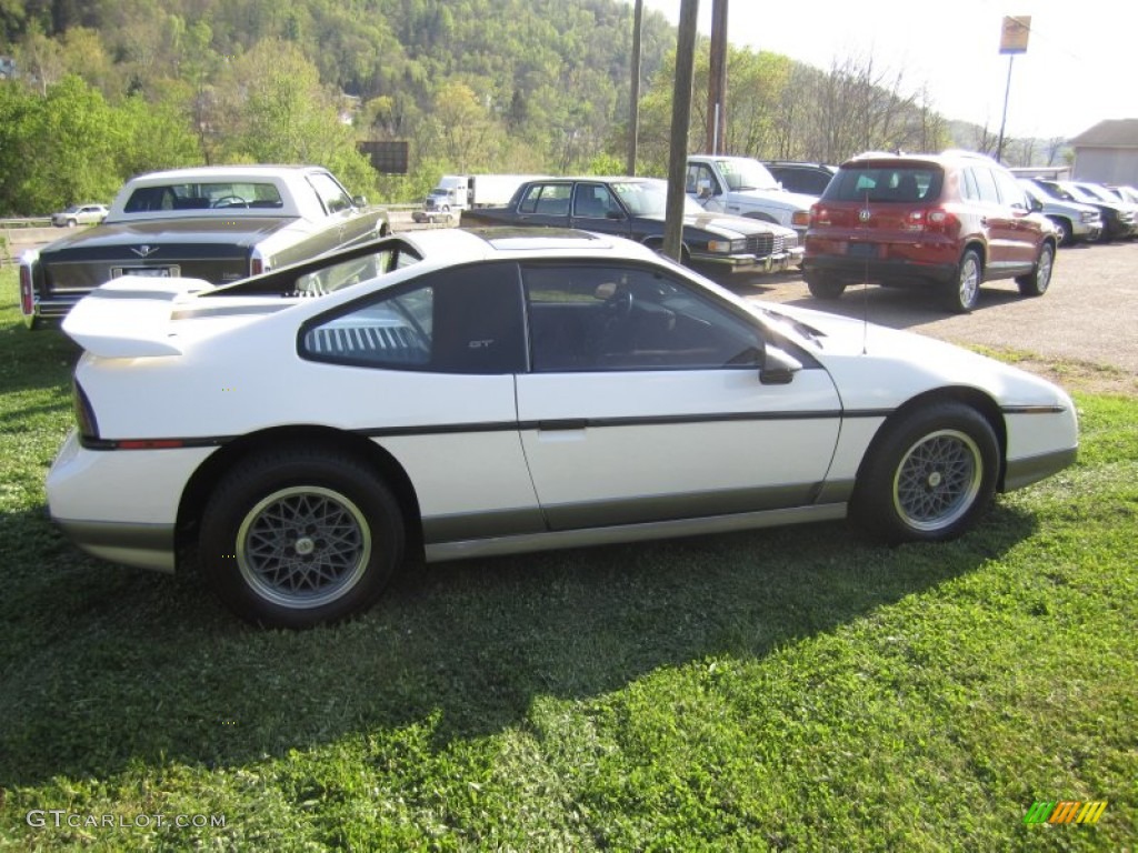 White 1986 Pontiac Fiero GT Exterior Photo #64165171
