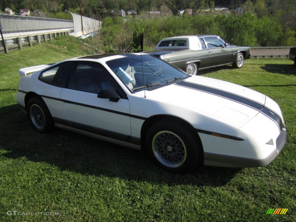 White 1986 Pontiac Fiero GT Exterior Photo #64165180