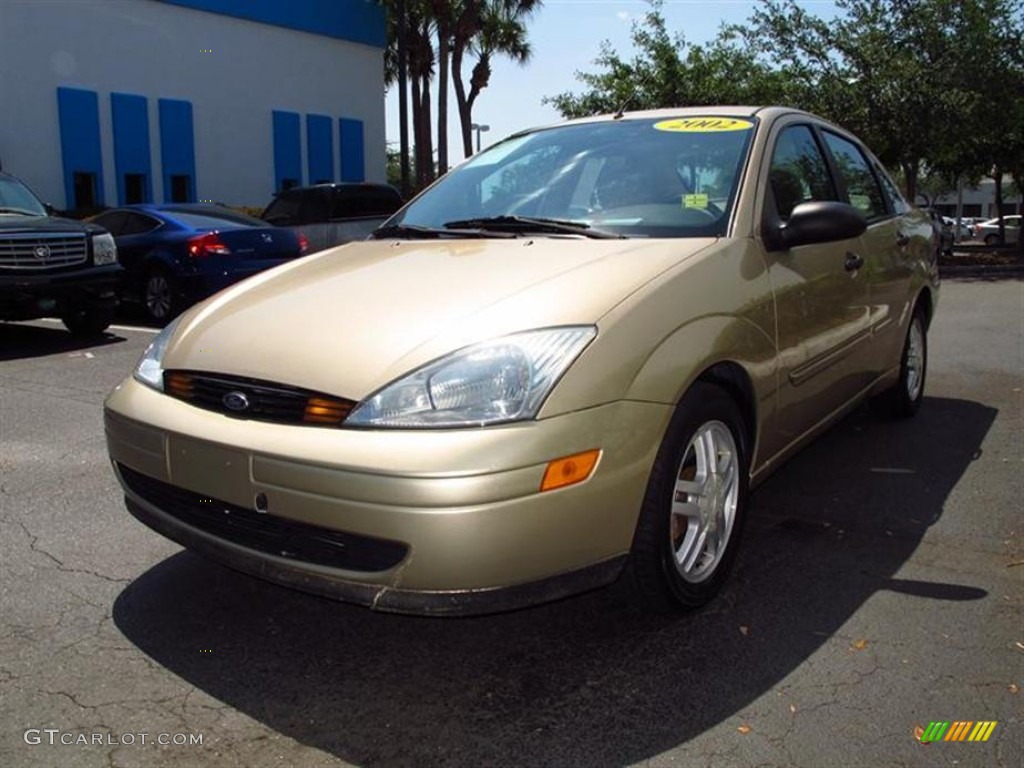 2002 Focus SE Sedan - Fort Knox Gold / Medium Parchment photo #7