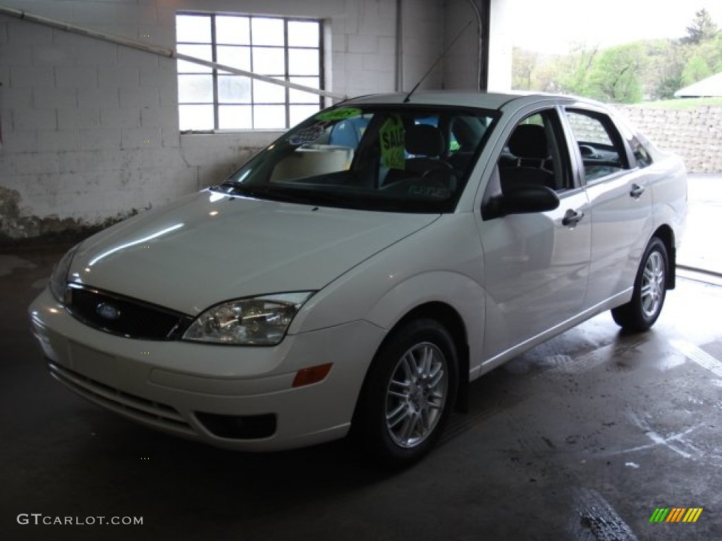 2005 Focus ZX4 SE Sedan - Cloud 9 White / Dark Flint/Light Flint photo #3